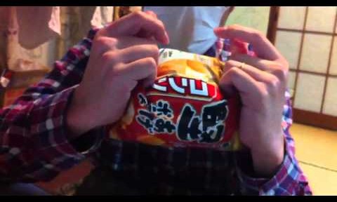 【動画】パーティーのときにオススメ！スナック菓子の開け方（自立式）